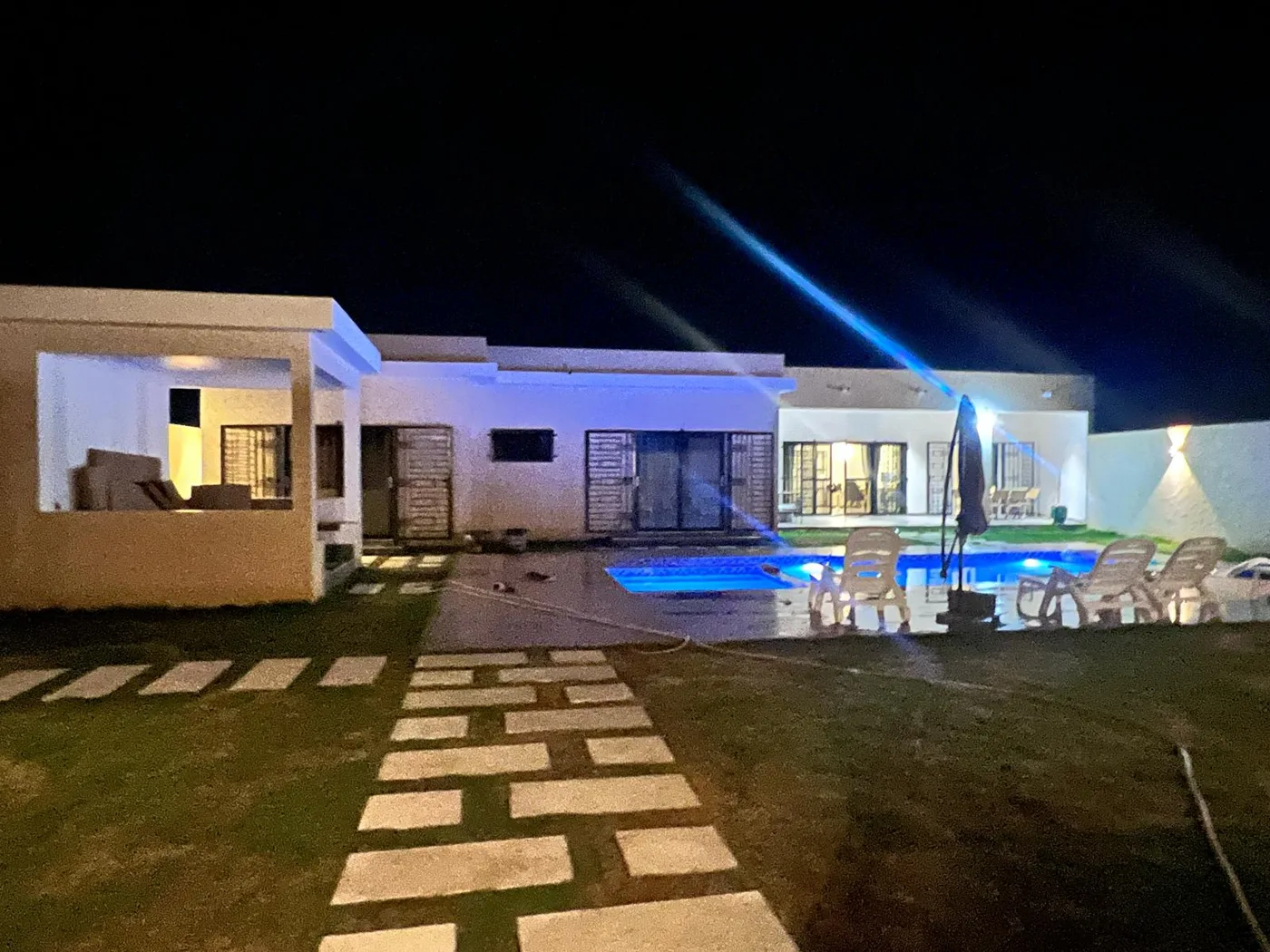 Coordinated building materials and custom furniture for an overseas villa project
